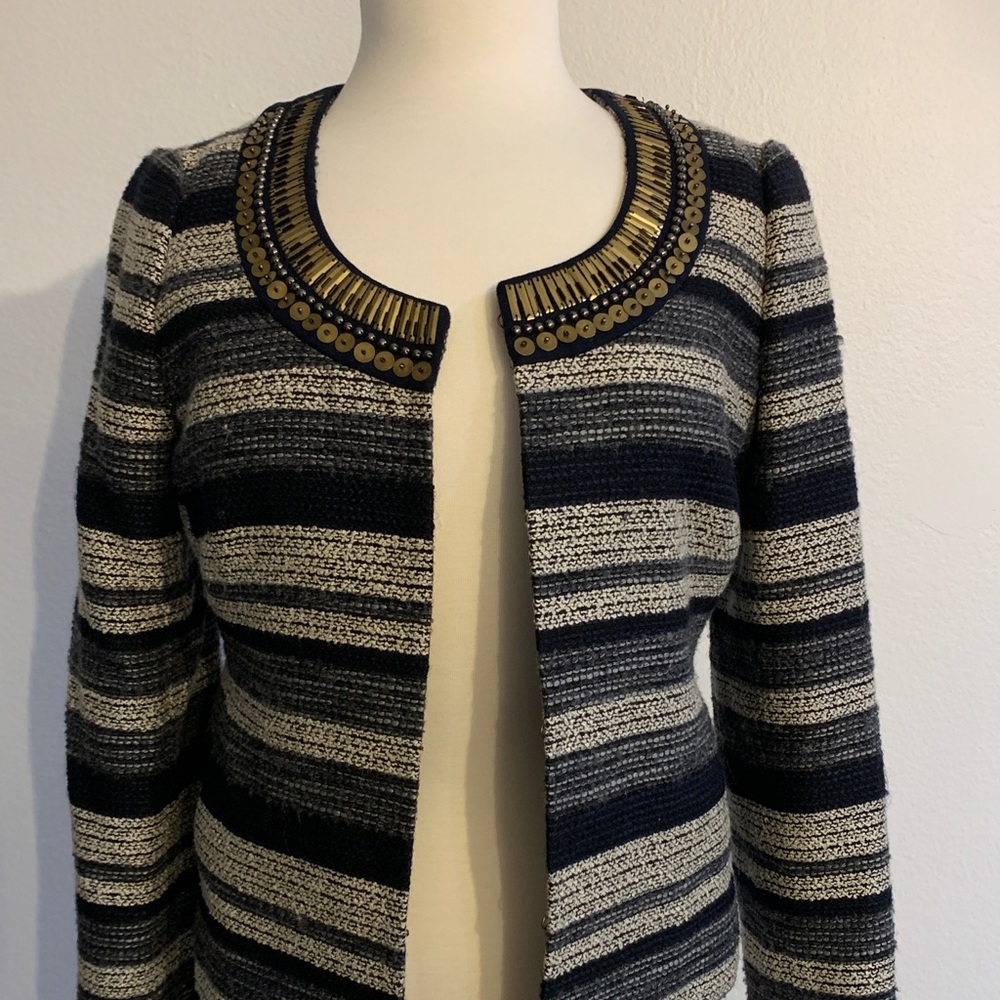 Tweed jacket with beautiful golden details